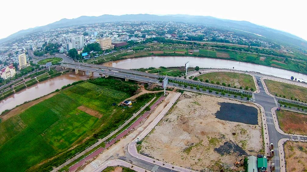 Cầu đôi Đăk Bla bắc qua sông cửa ngõ đi vào Tp Kon Tum, hướng Gia Lai đi về Kon Tum